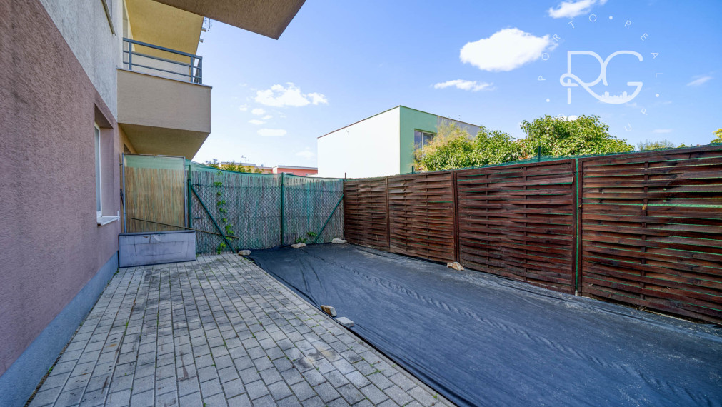 =PREDANÉ=Moderný 2izb byt s predzáhradkou a parkovaním v cene v obľúbenej lokalite v Rovinke