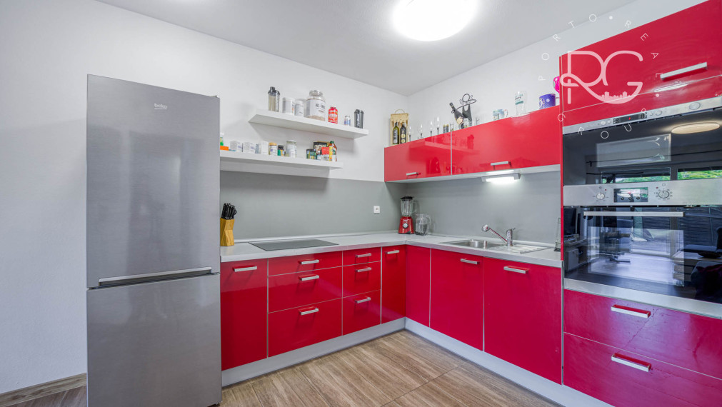 =PREDANÉ=Moderný 2izb byt s predzáhradkou a parkovaním v cene v obľúbenej lokalite v Rovinke