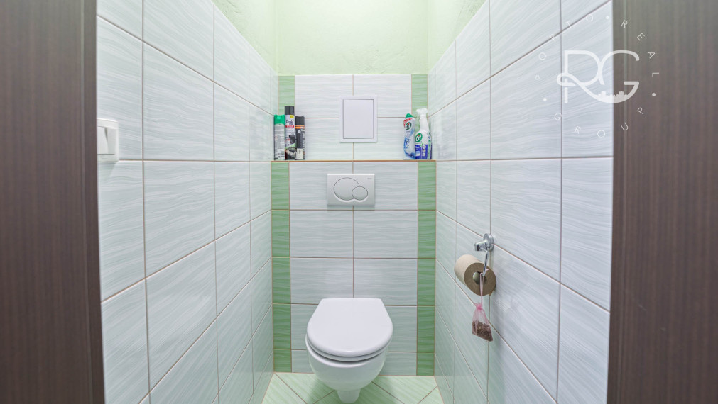 =PREDANÉ=Moderný 2izb byt s predzáhradkou a parkovaním v cene v obľúbenej lokalite v Rovinke