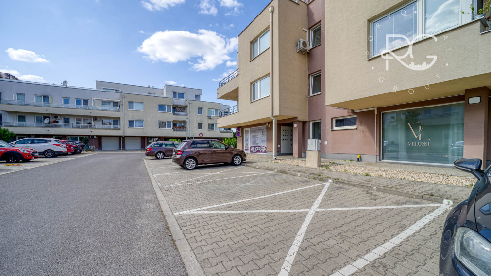 =PREDANÉ=Moderný 2izb byt s predzáhradkou a parkovaním v cene v obľúbenej lokalite v Rovinke