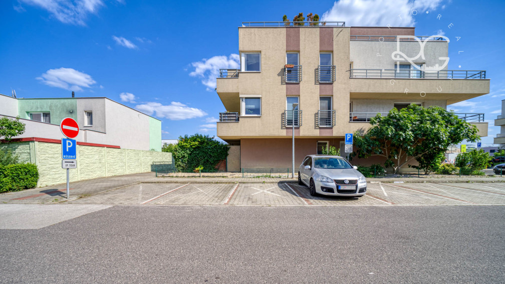 =PREDANÉ=Moderný 2izb byt s predzáhradkou a parkovaním v cene v obľúbenej lokalite v Rovinke