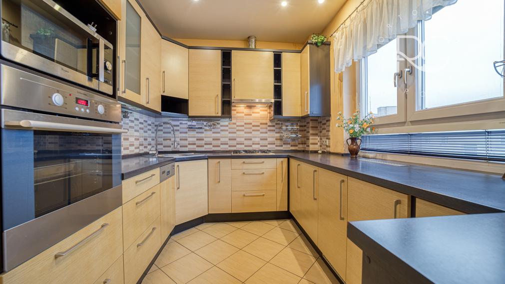 = REZERVOVANÉ = Staromestské bývanie v 3,5-izbovom byte v Bratislave I – Krížna ulica