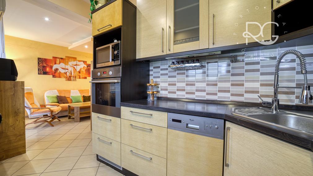 = REZERVOVANÉ = Staromestské bývanie v 3,5-izbovom byte v Bratislave I – Krížna ulica