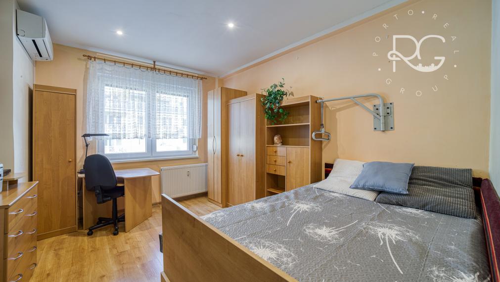 = REZERVOVANÉ = Staromestské bývanie v 3,5-izbovom byte v Bratislave I – Krížna ulica