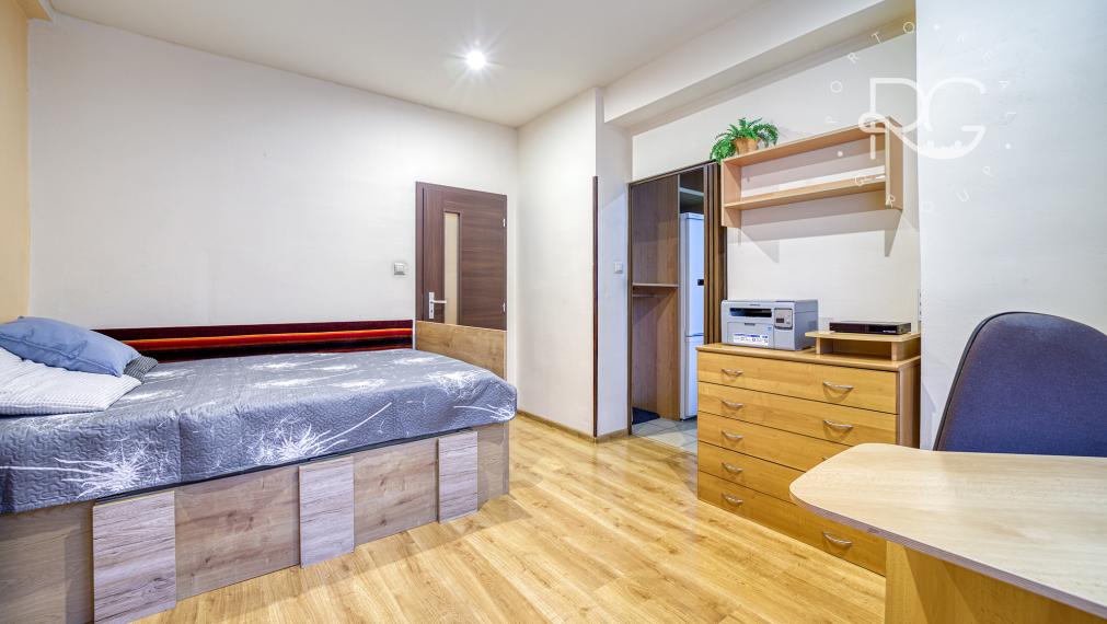 = REZERVOVANÉ = Staromestské bývanie v 3,5-izbovom byte v Bratislave I – Krížna ulica