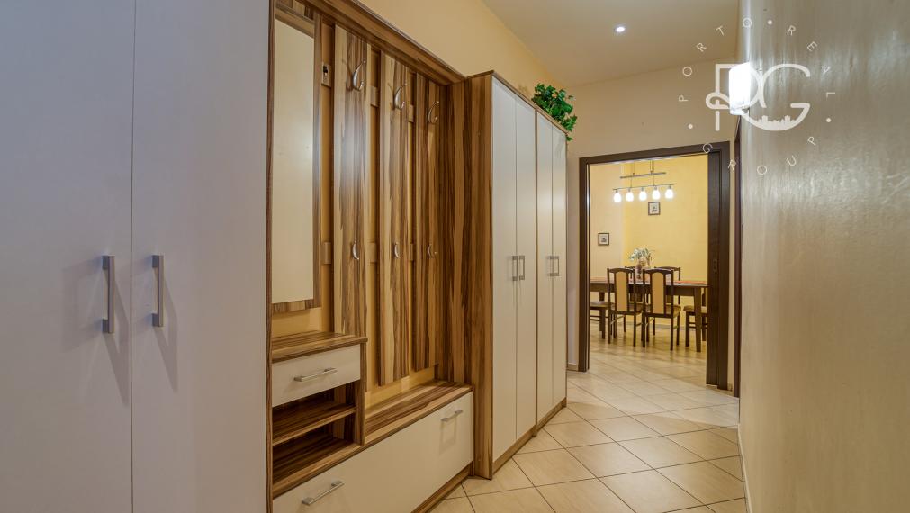 = REZERVOVANÉ = Staromestské bývanie v 3,5-izbovom byte v Bratislave I – Krížna ulica