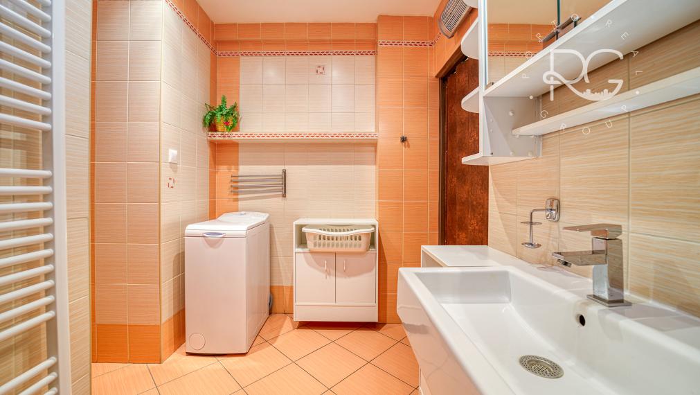 = REZERVOVANÉ = Staromestské bývanie v 3,5-izbovom byte v Bratislave I – Krížna ulica