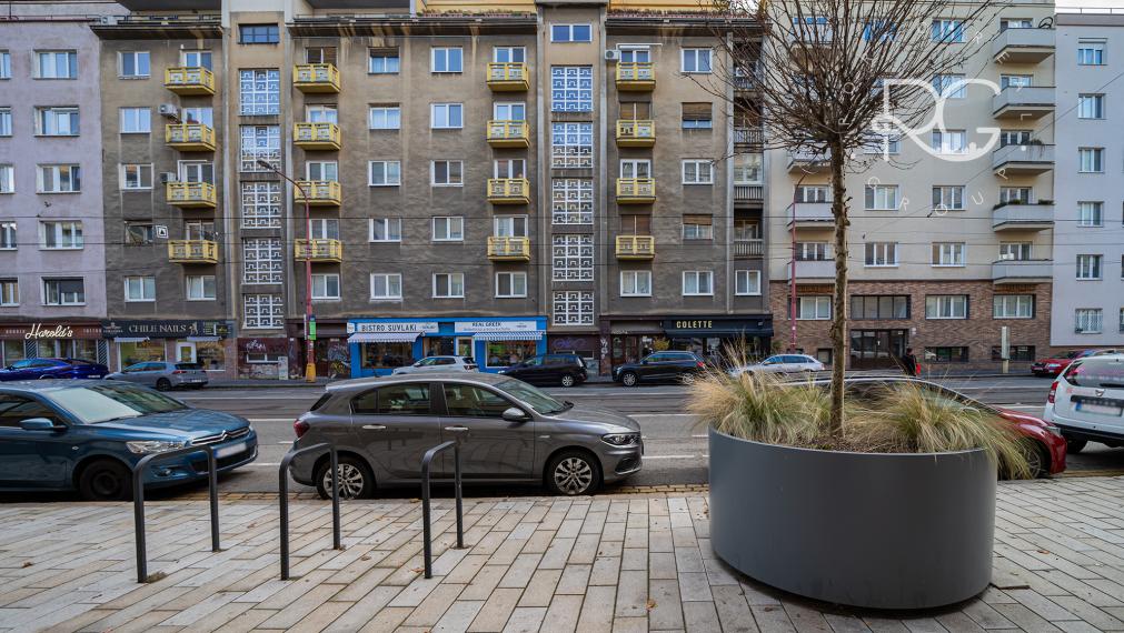 = REZERVOVANÉ = Staromestské bývanie v 3,5-izbovom byte v Bratislave I – Krížna ulica