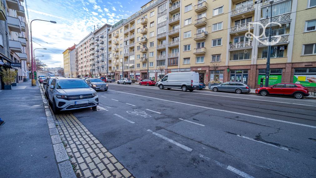 = REZERVOVANÉ = Staromestské bývanie v 3,5-izbovom byte v Bratislave I – Krížna ulica