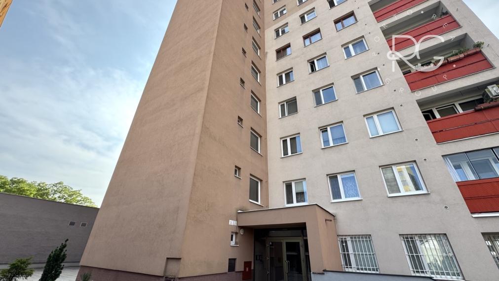 =PREDANÉ=3izb.byt s loggiou a garážou vhodný na rekonštrukciu vo výbornej lokalite