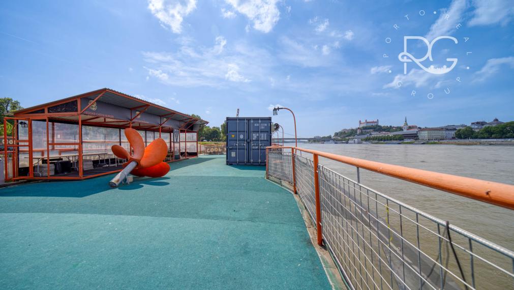 Pontón v TOP lokalite na Tyršovom nábreží