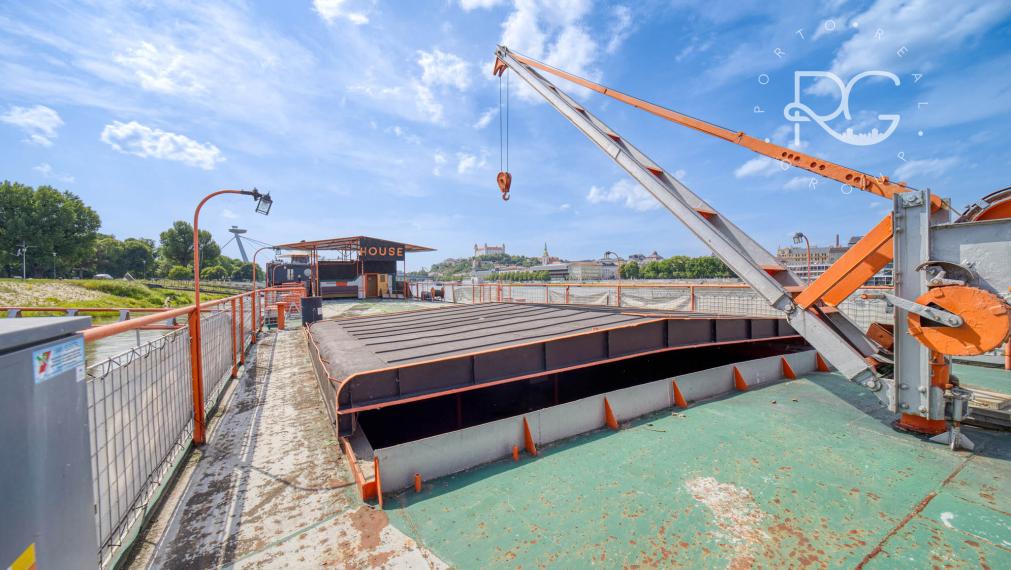 Pontón v TOP lokalite na Tyršovom nábreží