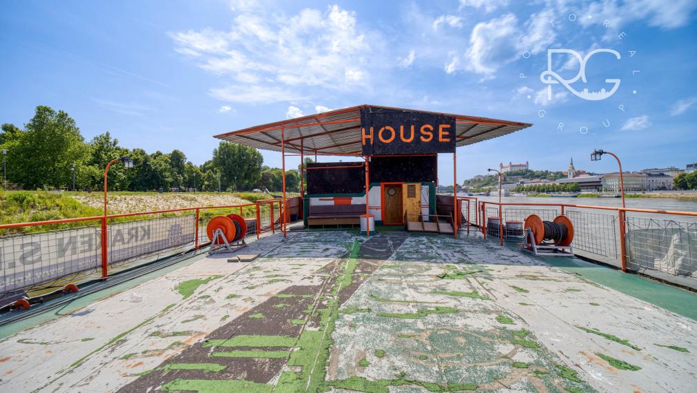 Pontón v TOP lokalite na Tyršovom nábreží