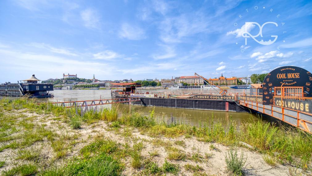 Pontón v TOP lokalite na Tyršovom nábreží