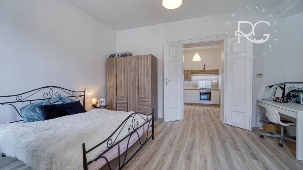 =PREDANÉ=Štýlový 3-izbový byt s vysokými stropmi v centre Starého Mesta – ideálny na bývanie či Airbnb