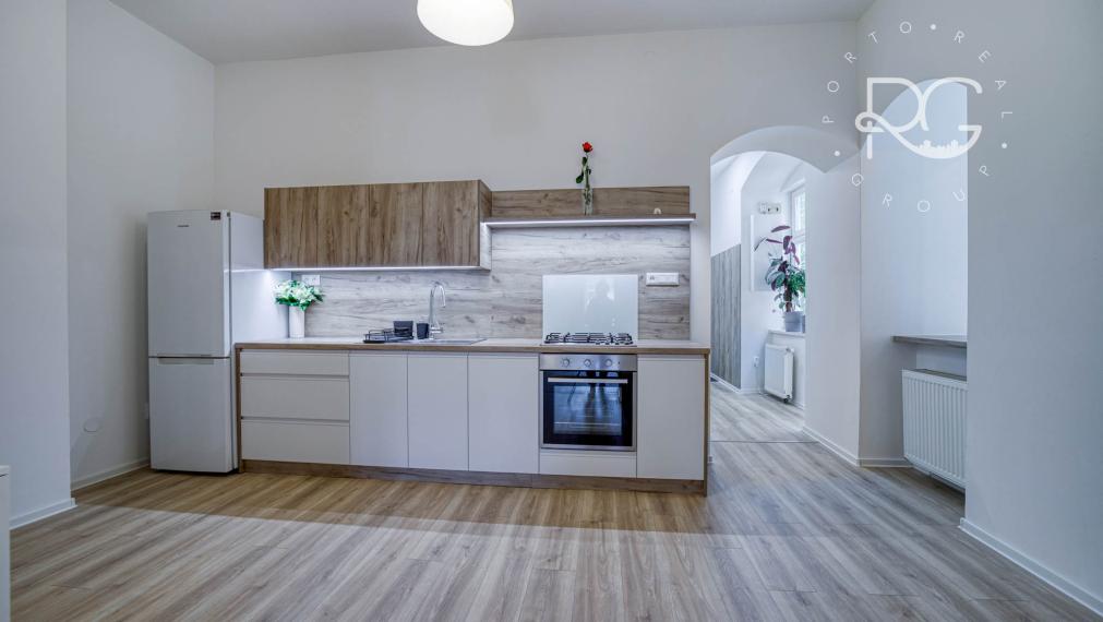 =PREDANÉ=Štýlový 3-izbový byt s vysokými stropmi v centre Starého Mesta – ideálny na bývanie či Airbnb