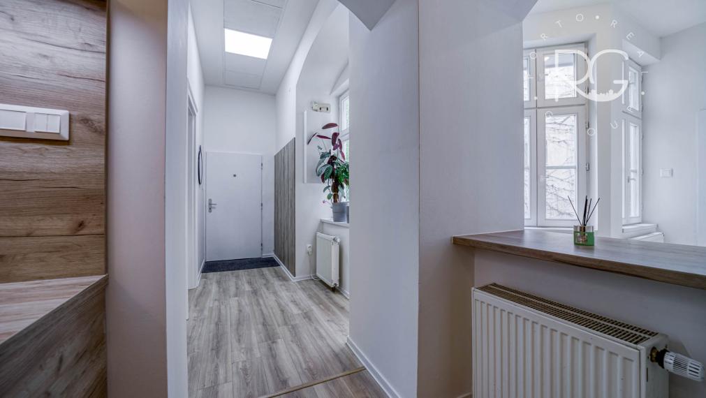 =PREDANÉ=Štýlový 3-izbový byt s vysokými stropmi v centre Starého Mesta – ideálny na bývanie či Airbnb