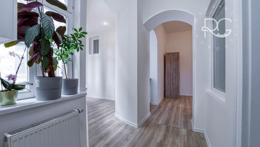 =PREDANÉ=Štýlový 3-izbový byt s vysokými stropmi v centre Starého Mesta – ideálny na bývanie či Airbnb