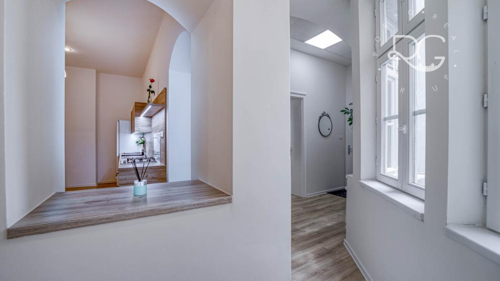 =PREDANÉ=Štýlový 3-izbový byt s vysokými stropmi v centre Starého Mesta – ideálny na bývanie či Airbnb