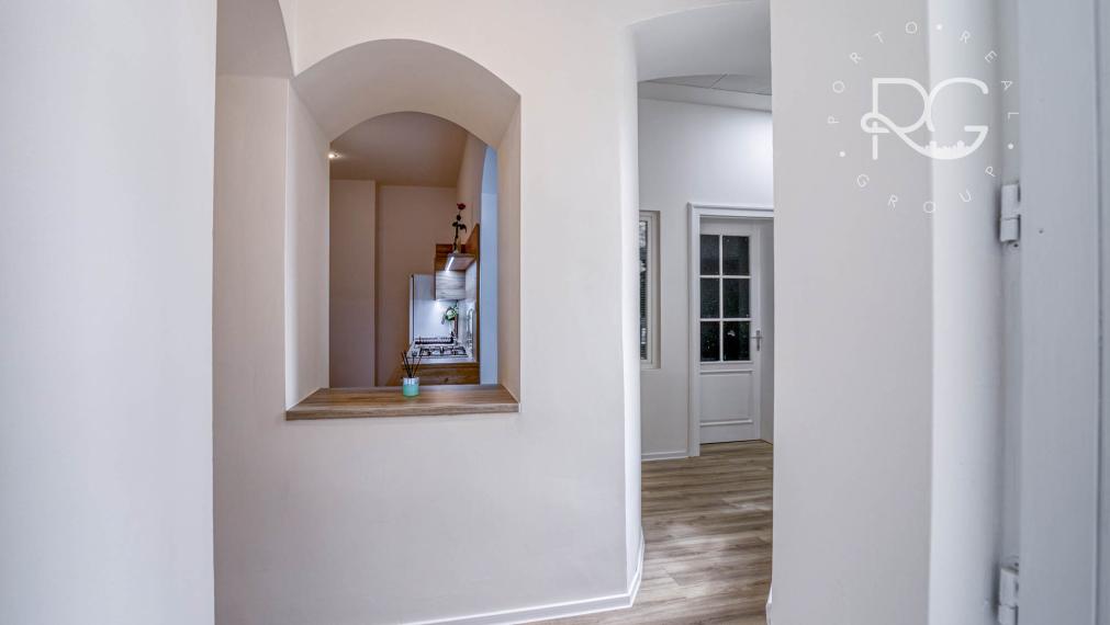 =PREDANÉ=Štýlový 3-izbový byt s vysokými stropmi v centre Starého Mesta – ideálny na bývanie či Airbnb