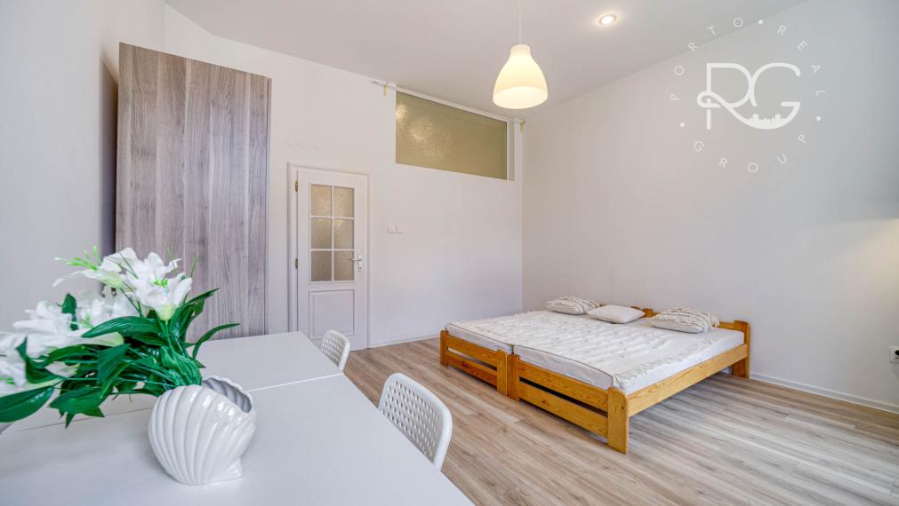 =PREDANÉ=Štýlový 3-izbový byt s vysokými stropmi v centre Starého Mesta – ideálny na bývanie či Airbnb