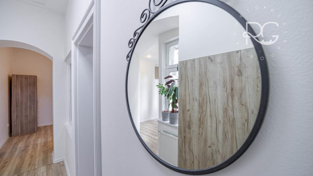 =PREDANÉ=Štýlový 3-izbový byt s vysokými stropmi v centre Starého Mesta – ideálny na bývanie či Airbnb