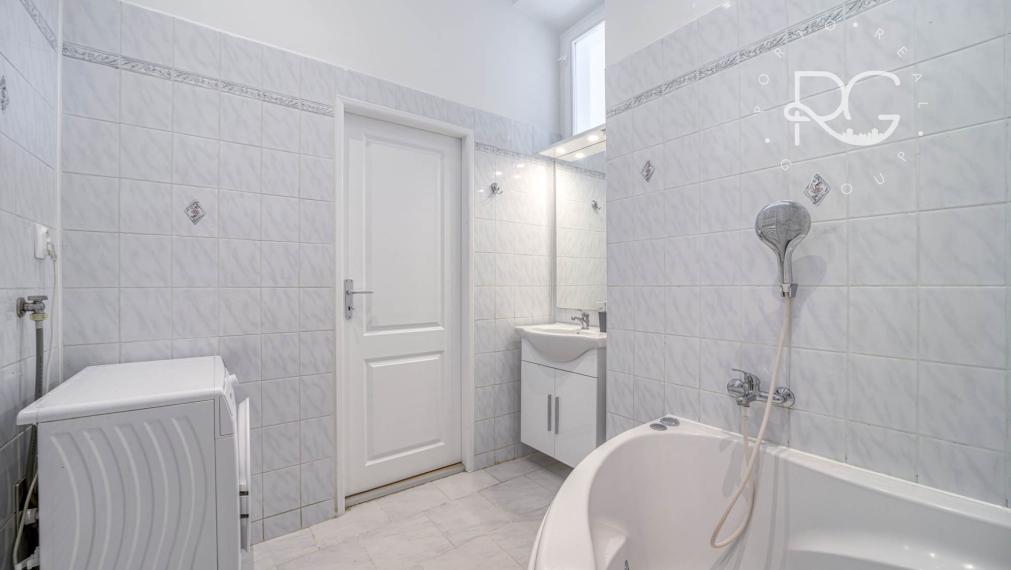 =PREDANÉ=Štýlový 3-izbový byt s vysokými stropmi v centre Starého Mesta – ideálny na bývanie či Airbnb