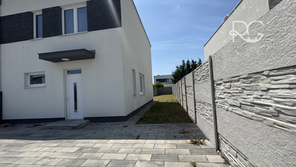 =PREDANÉ=Moderný dvojpodlažný 4izb RD v krásnej lokalite v Rovinke