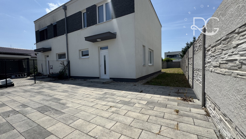 =PREDANÉ=Moderný dvojpodlažný 4izb RD v krásnej lokalite v Rovinke