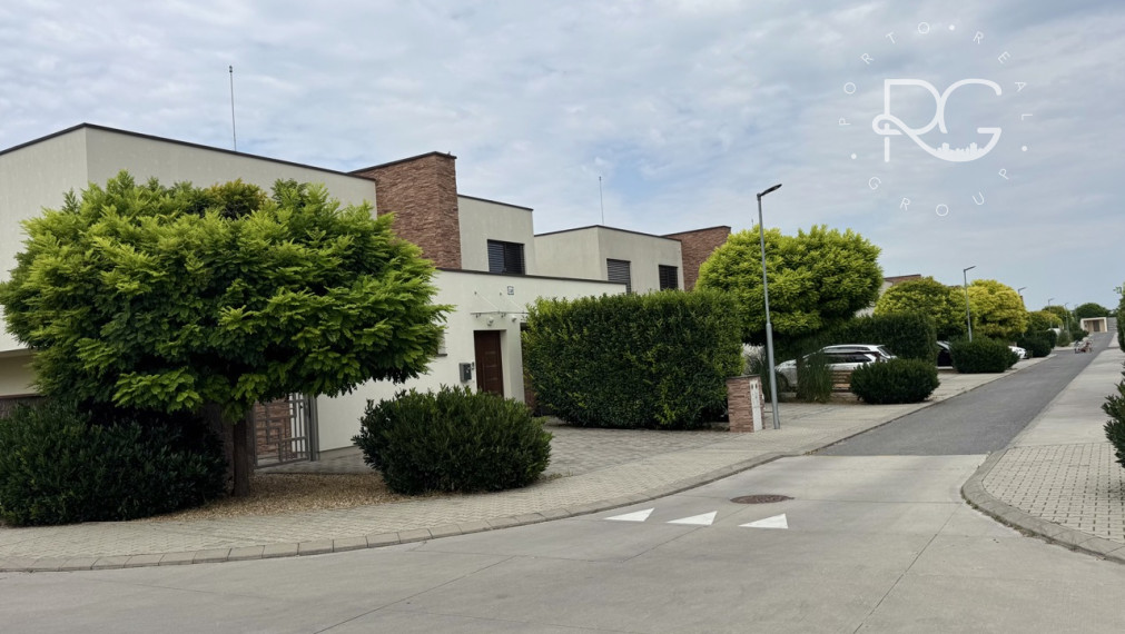 =PREDANÉ=Moderný dvojpodlažný 4izb RD v krásnej lokalite v Rovinke