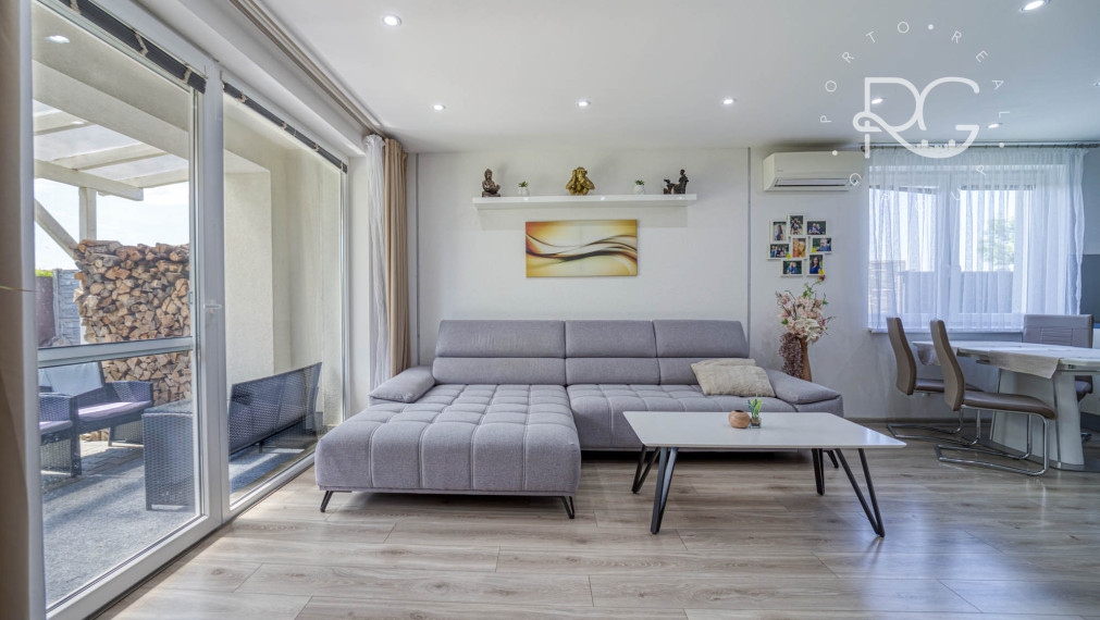 =PREDANÉ=Krásny 3izb byt s 2árovou záhradou a bazénom v RD v Rovinke