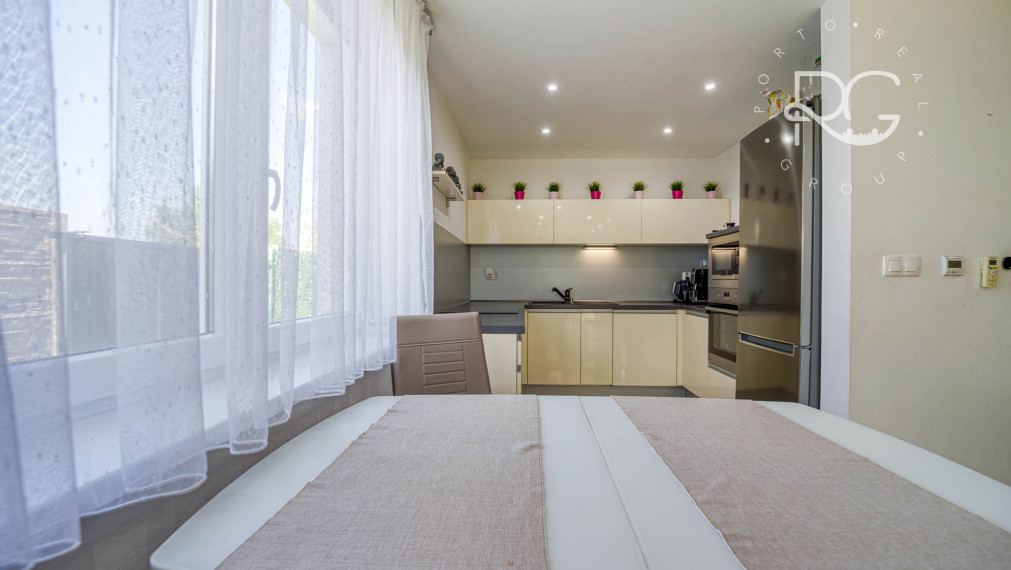 =PREDANÉ=Krásny 3izb byt s 2árovou záhradou a bazénom v RD v Rovinke