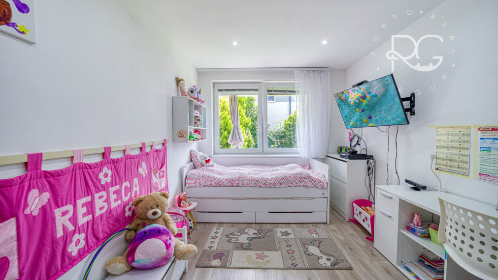 =PREDANÉ=Krásny 3izb byt s 2árovou záhradou a bazénom v RD v Rovinke