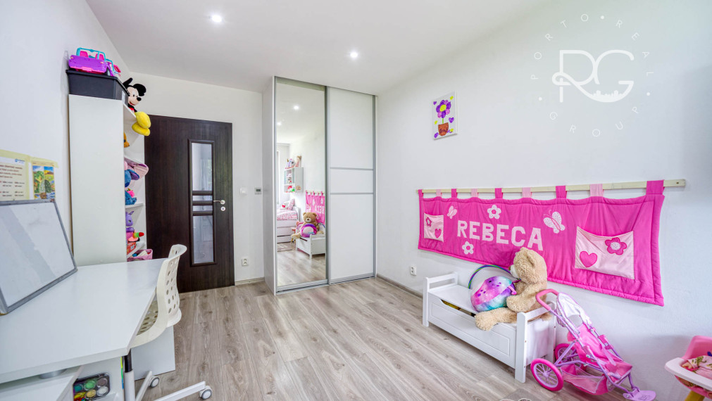 =PREDANÉ=Krásny 3izb byt s 2árovou záhradou a bazénom v RD v Rovinke