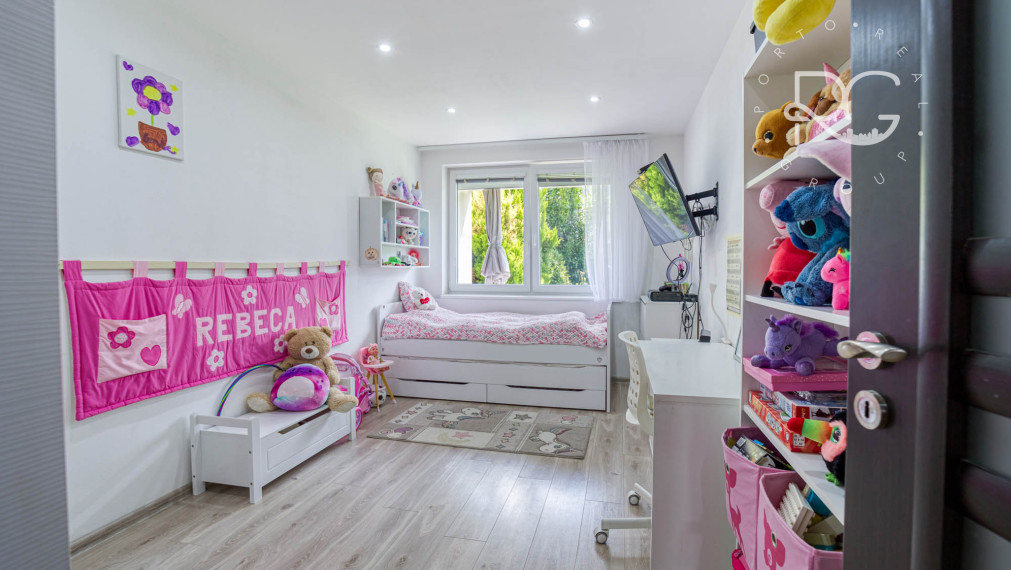 =PREDANÉ=Krásny 3izb byt s 2árovou záhradou a bazénom v RD v Rovinke