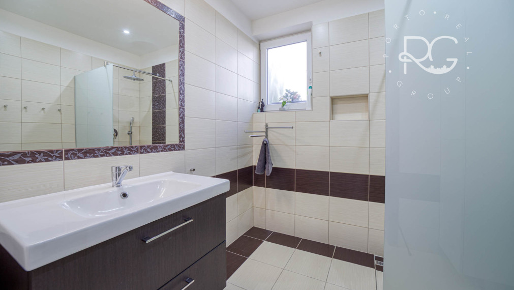 =PREDANÉ=Krásny 3izb byt s 2árovou záhradou a bazénom v RD v Rovinke