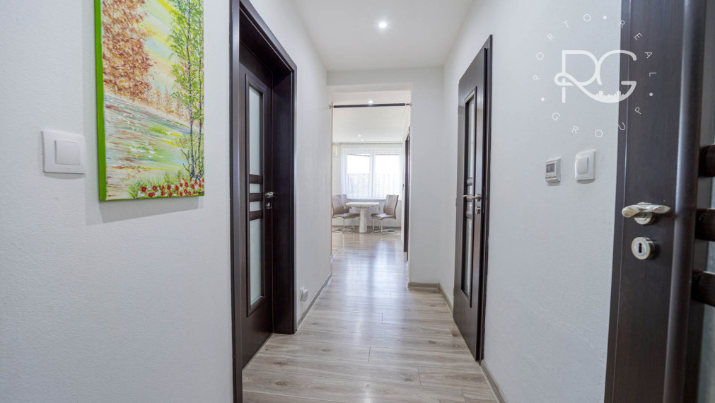 =PREDANÉ=Krásny 3izb byt s 2árovou záhradou a bazénom v RD v Rovinke