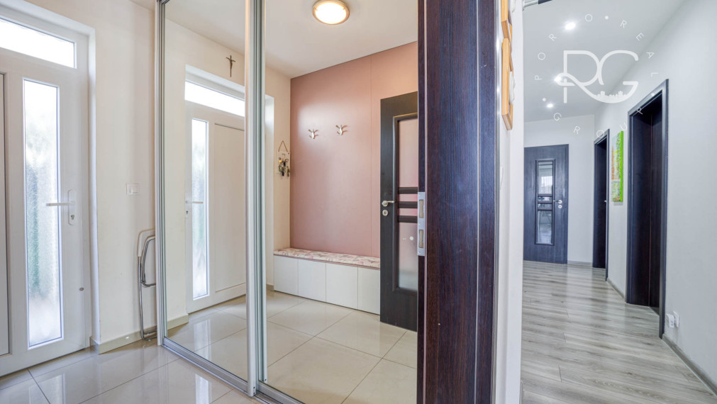 =PREDANÉ=Krásny 3izb byt s 2árovou záhradou a bazénom v RD v Rovinke