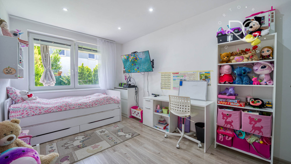 =PREDANÉ=Krásny 3izb byt s 2árovou záhradou a bazénom v RD v Rovinke