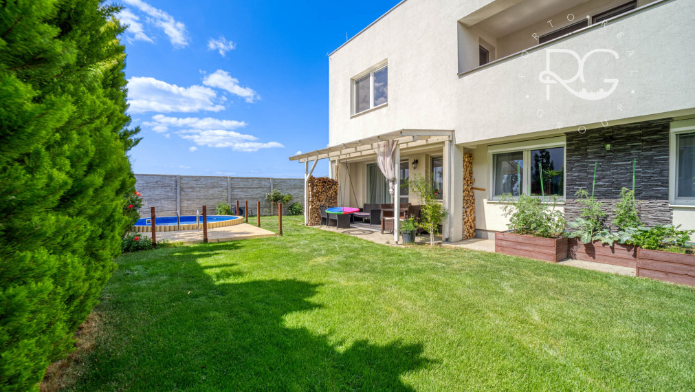 =PREDANÉ=Krásny 3izb byt s 2árovou záhradou a bazénom v RD v Rovinke