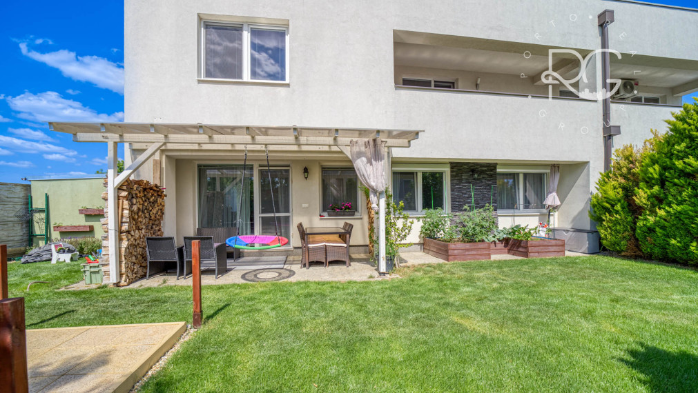 =PREDANÉ=Krásny 3izb byt s 2árovou záhradou a bazénom v RD v Rovinke