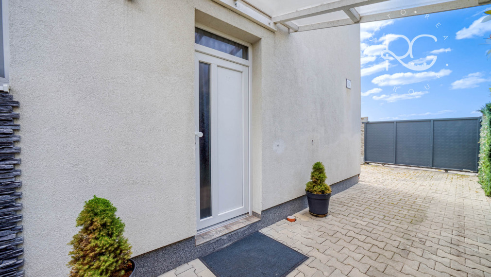 =PREDANÉ=Krásny 3izb byt s 2árovou záhradou a bazénom v RD v Rovinke