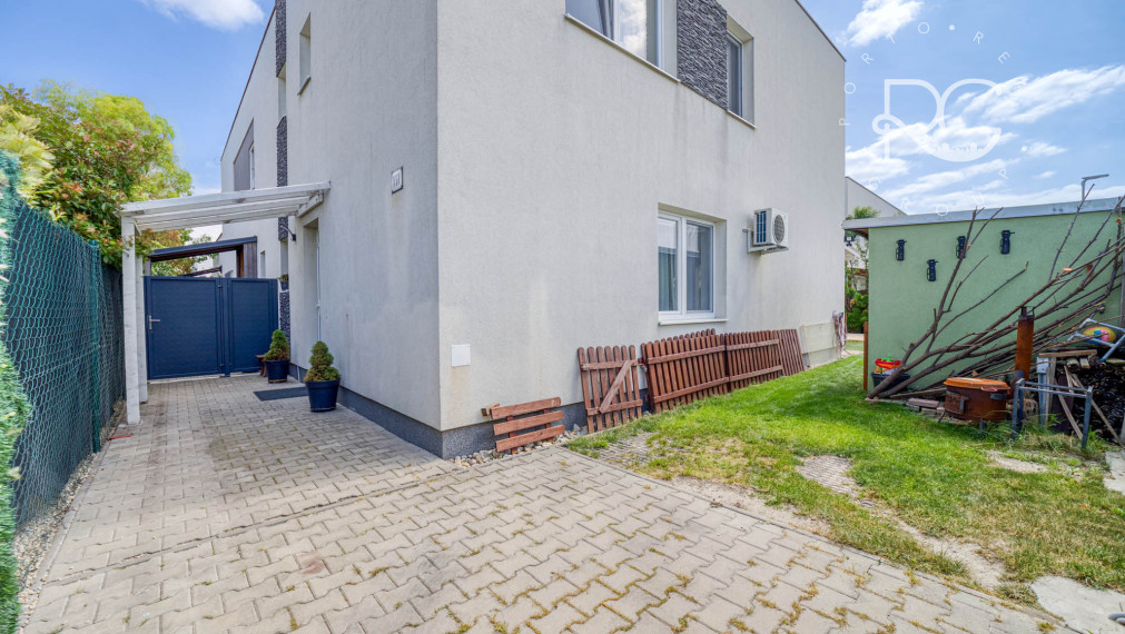 =PREDANÉ=Krásny 3izb byt s 2árovou záhradou a bazénom v RD v Rovinke