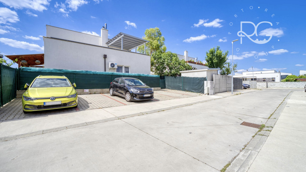 =PREDANÉ=Krásny 3izb byt s 2árovou záhradou a bazénom v RD v Rovinke