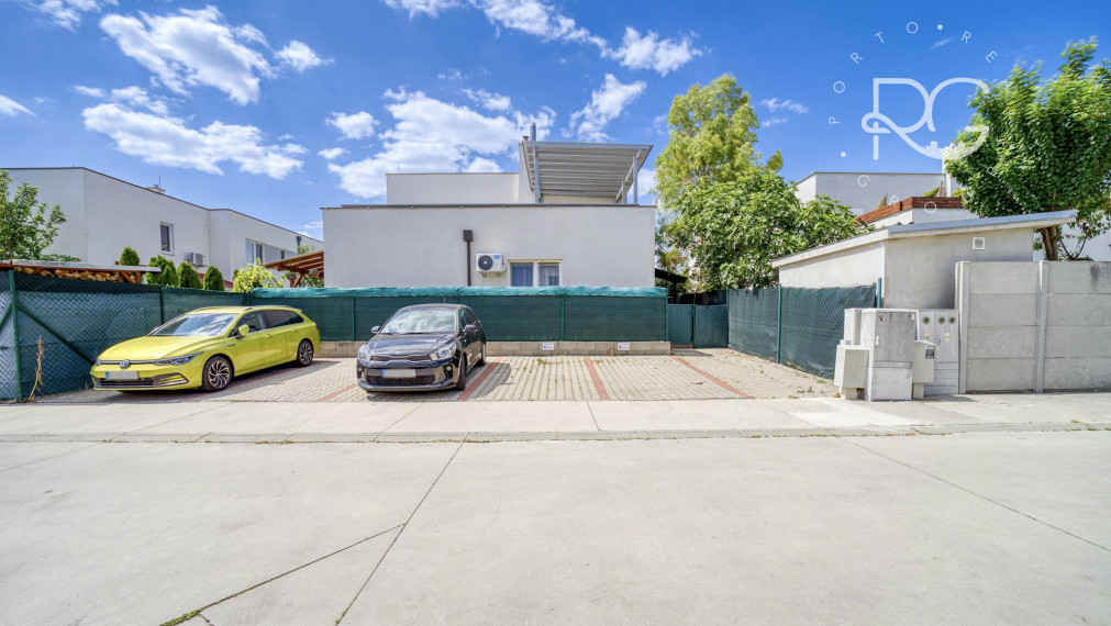 =PREDANÉ=Krásny 3izb byt s 2árovou záhradou a bazénom v RD v Rovinke