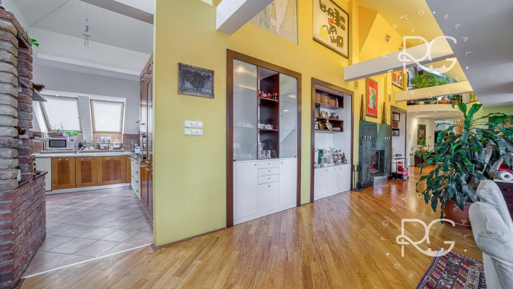 Pôsobivý staromestský byt s veľkou terasou s krásnym výhľadom