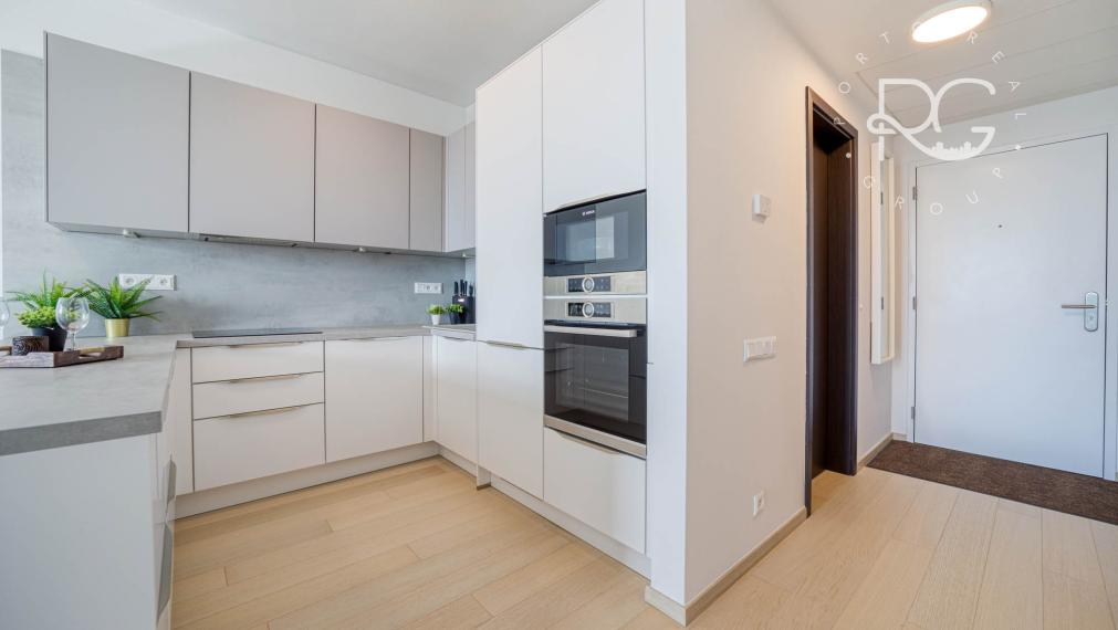 = PRENAJATÉ = 2-izbový luxusný byt s výhľadom na Staré Mesto – SKY PARK - VIDEO