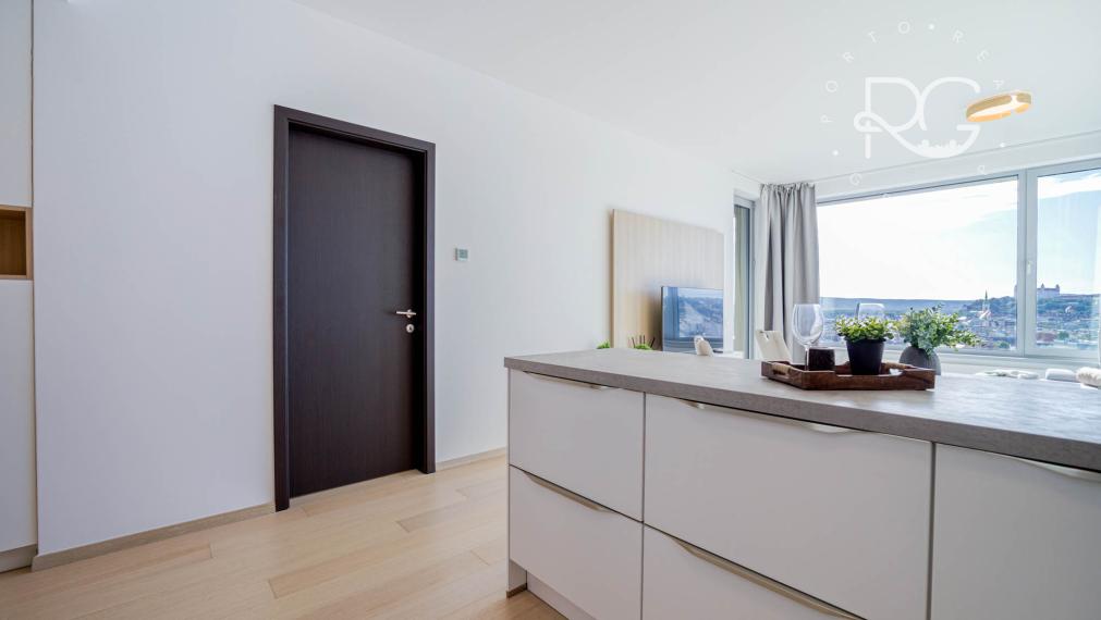 = PRENAJATÉ = 2-izbový luxusný byt s výhľadom na Staré Mesto – SKY PARK - VIDEO