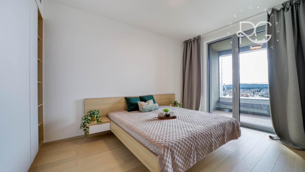 = PRENAJATÉ = 2-izbový luxusný byt s výhľadom na Staré Mesto – SKY PARK - VIDEO