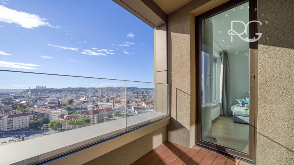 = PRENAJATÉ = 2-izbový luxusný byt s výhľadom na Staré Mesto – SKY PARK - VIDEO